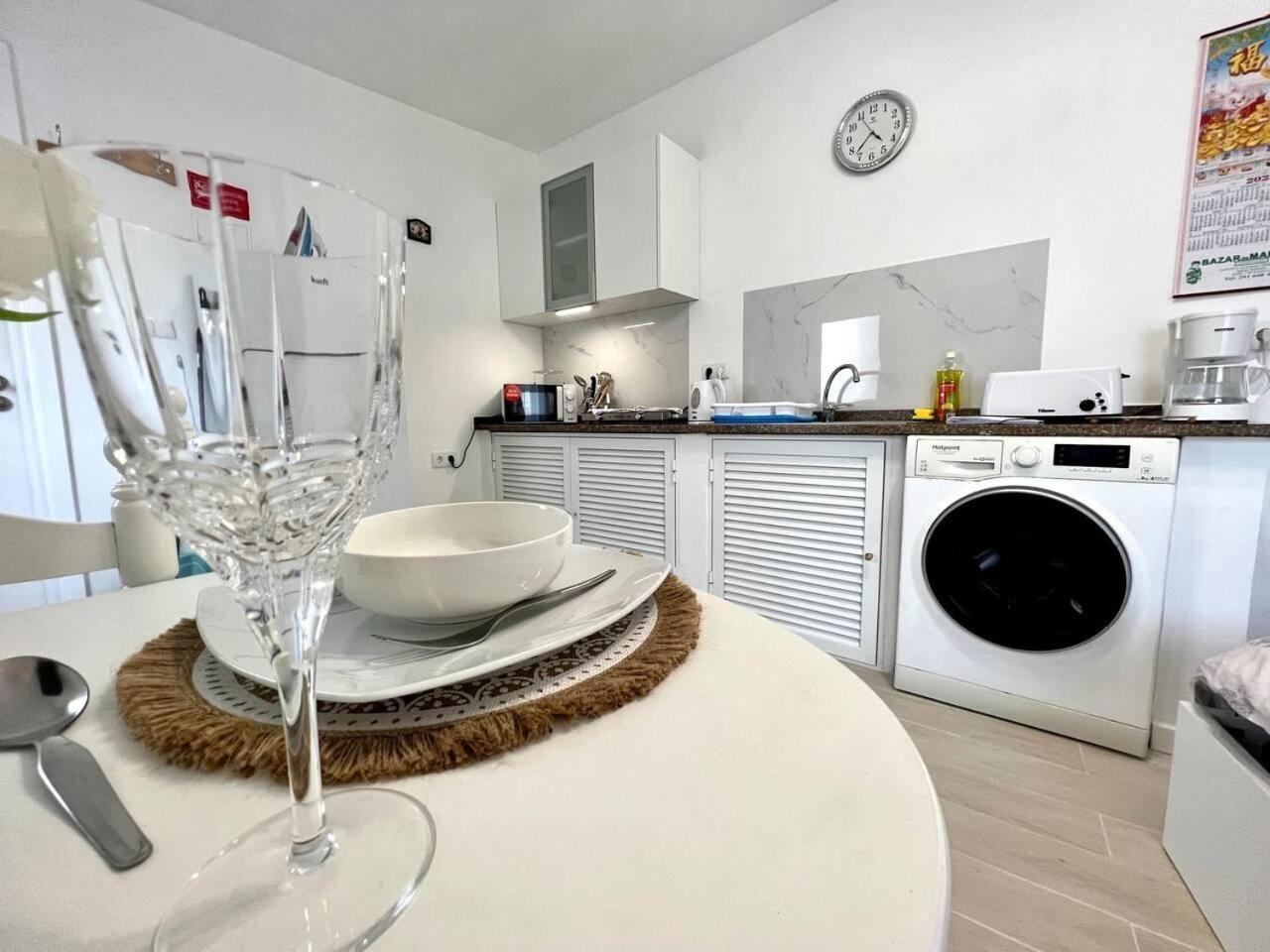 Modern Minimalist Studio With Essential Comfort Funchal  Extérieur photo