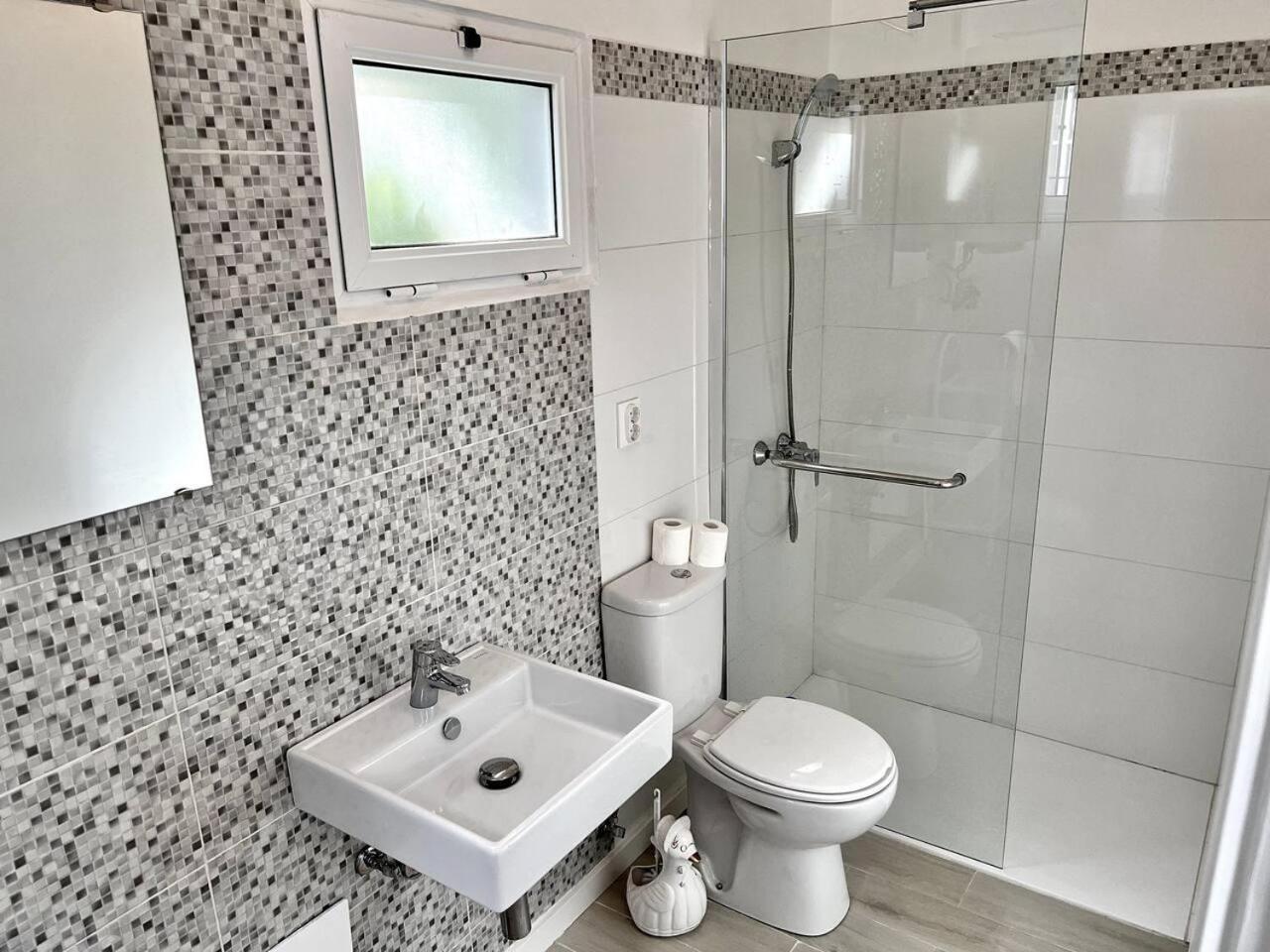 Modern Minimalist Studio With Essential Comfort Funchal  Extérieur photo