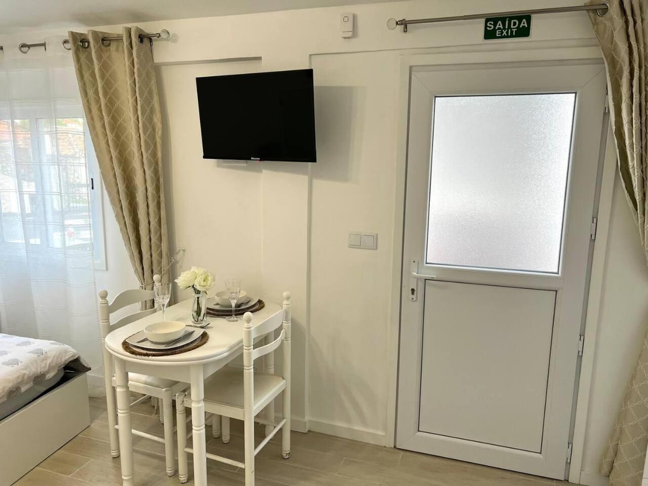 Modern Minimalist Studio With Essential Comfort Funchal  Extérieur photo